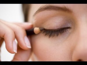 how to apply pencil eyeliner on small eyes